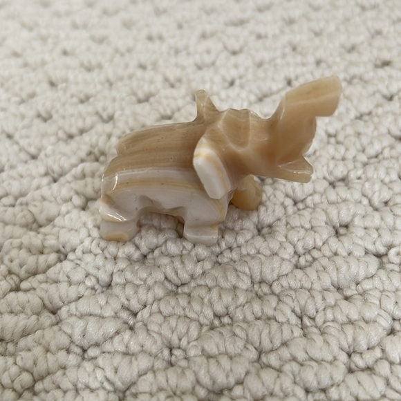 Set of 3 vintage elephant figurines - two stone and one clay - Picture 2 of 10